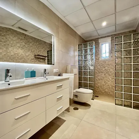 Roca De Leones By United Renters Campell